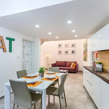 Designer Finished Maisonette With Pool 度假居 梅利哈